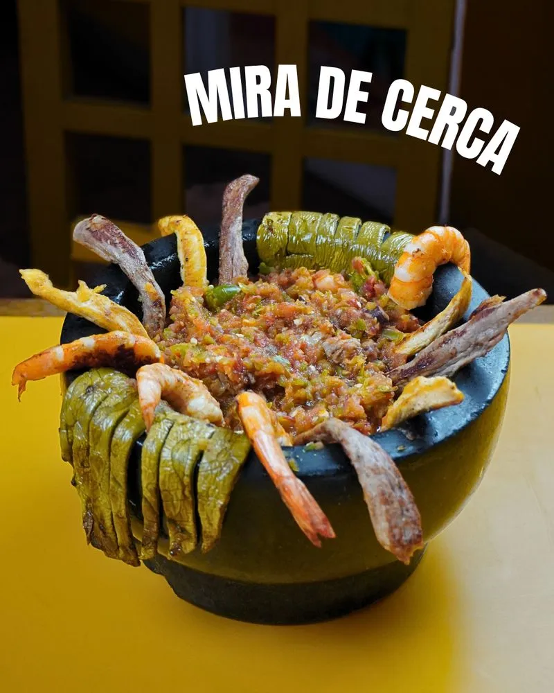 Post de El Buca: molcajete caliente con camarones, nopales y arrachera