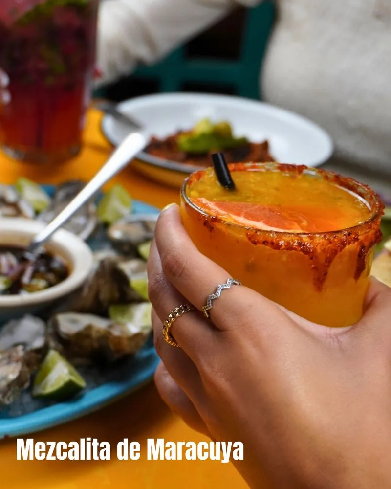 Post de El Buca: mezcalita de maracuyá servida entre ostiones
