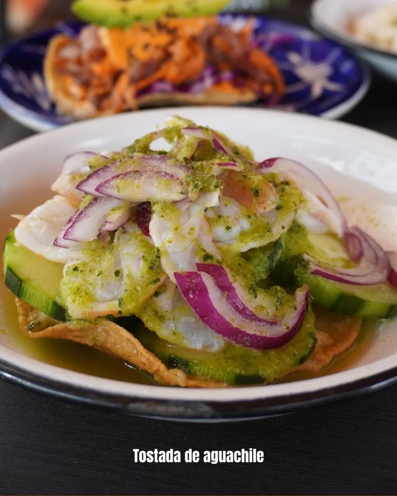 Post de El Buca: tostada de aguachile con pepino y cebolla morada