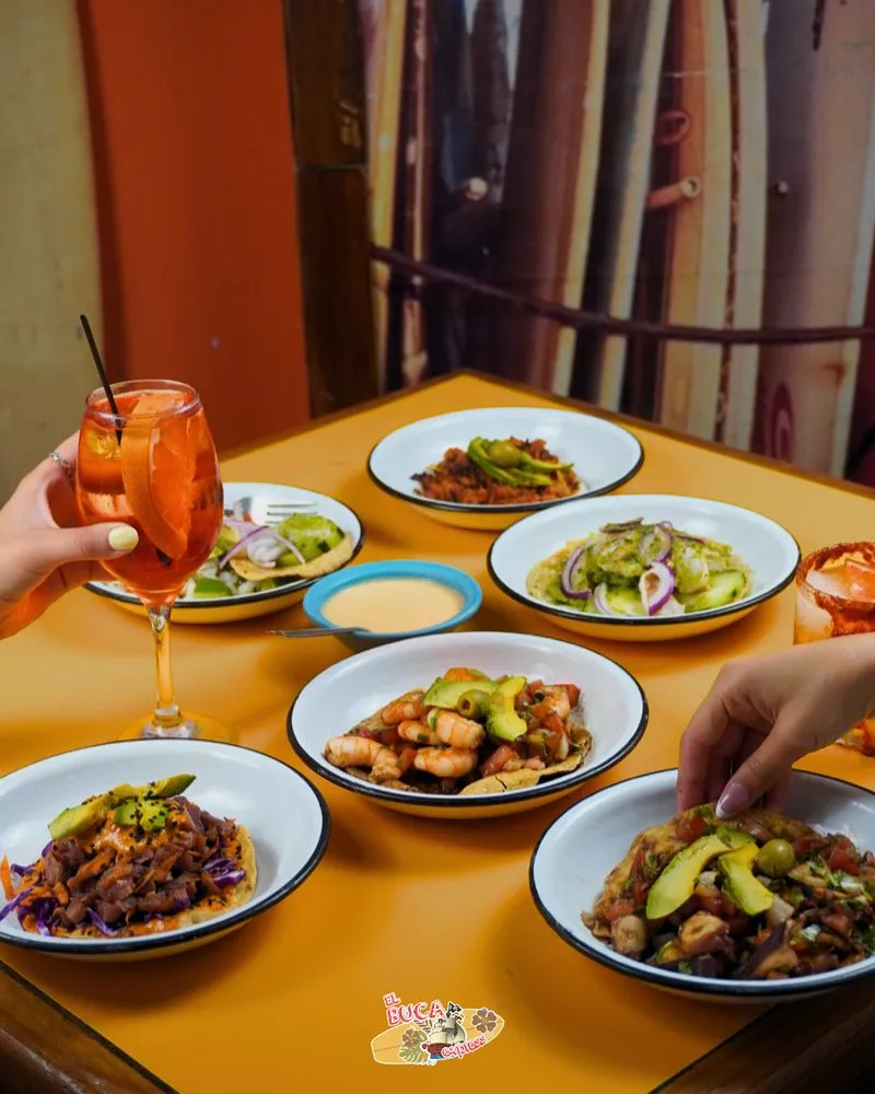 Post de El Buca: la mesa completa servida con tostadas, bebidas y botanas